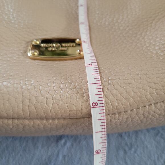 Michael Kors MK Hallie Beige Tan Gold Pebbled Leather Crossbody Purse Bag - Picture 14 of 15